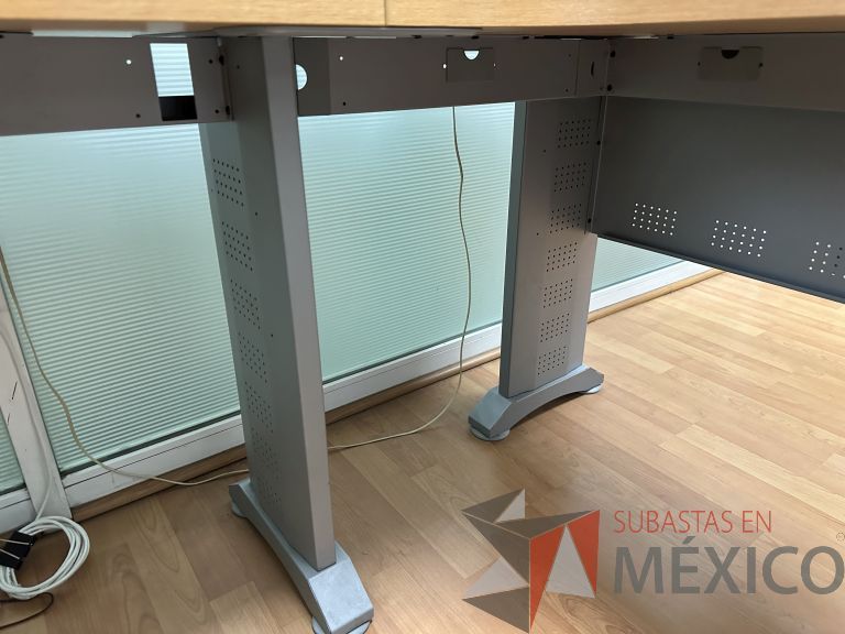 Lote 008 - Escritorio en escuadra con archivero de pedestal de 3 cajones, con orificios para cable - Imagen 8