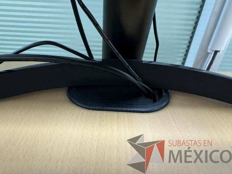 Lote 008 - Escritorio en escuadra con archivero de pedestal de 3 cajones, con orificios para cable - Imagen 12