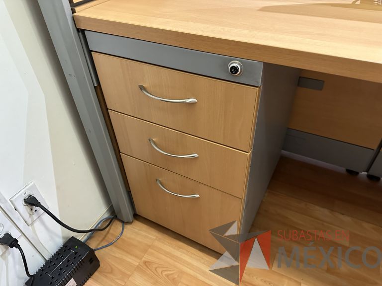 Lote 004 - Mueble de recepción, con archivero de pedestal de 3 cajones y repisa - Imagen 9