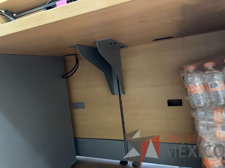 Lote 004 - Mueble de recepción, con archivero de pedestal de 3 cajones y repisa - Imagen 11