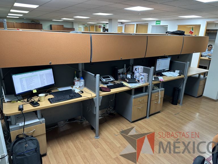 Lote 001 - Estación de trabajo lineal para 4 personas, con 4 archiveros de pedestal de 2 cajones y 4 gavetas - Imagen 2