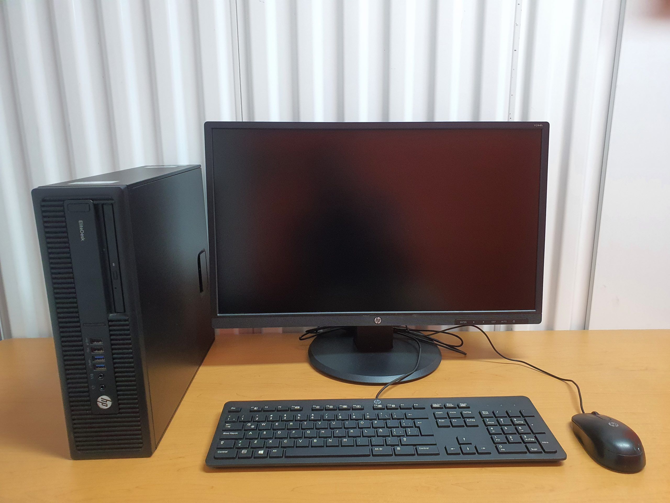Lote 123 - Computadora HP EliteDesk 705 G3 SFF con 16 GB RAM, 500 GB Disco Duro y Monitor HP de 24"