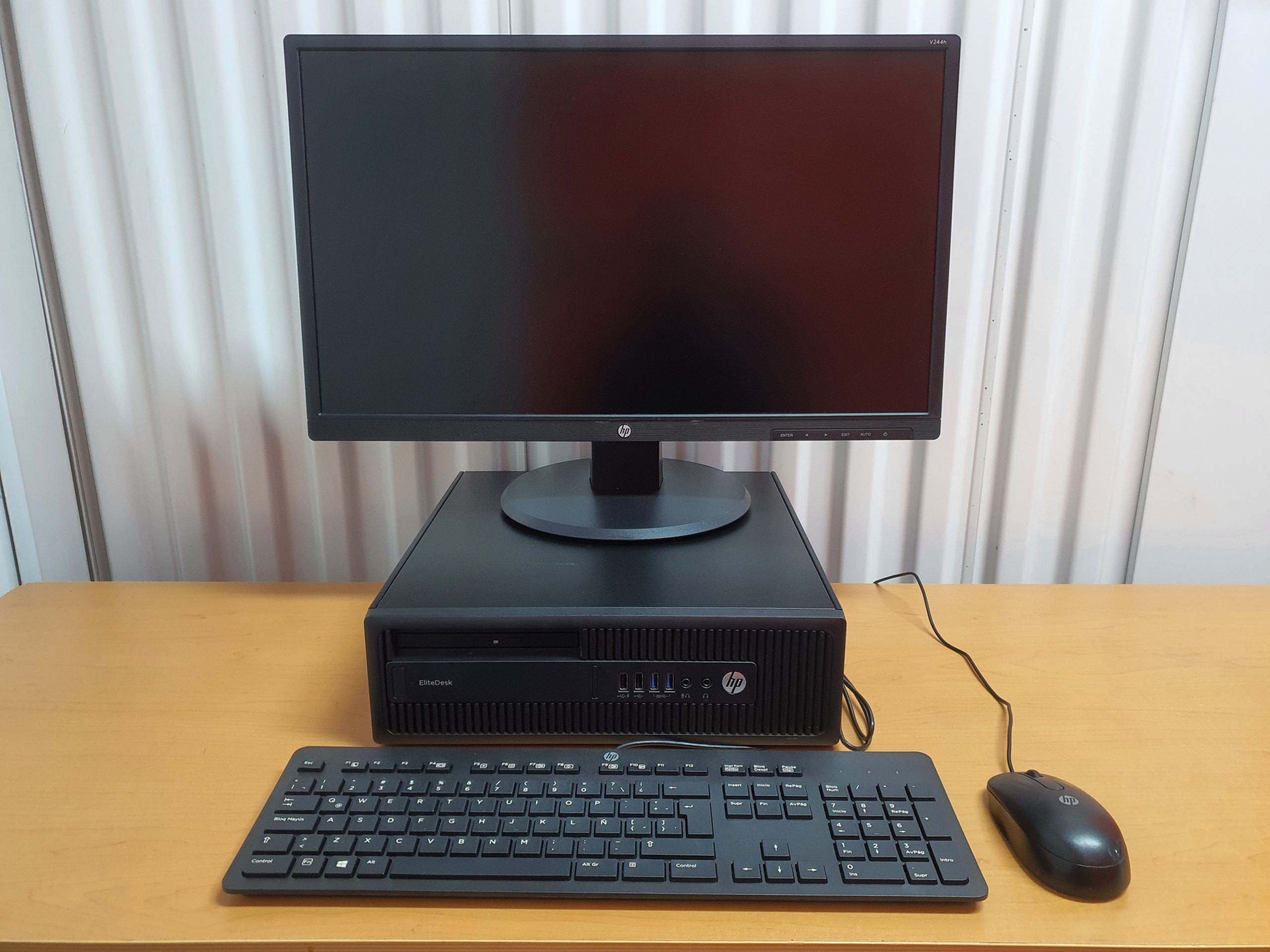 Lote 123 - Computadora HP EliteDesk 705 G3 SFF con 16 GB RAM, 500 GB Disco Duro y Monitor HP de 24" - Imagen 2