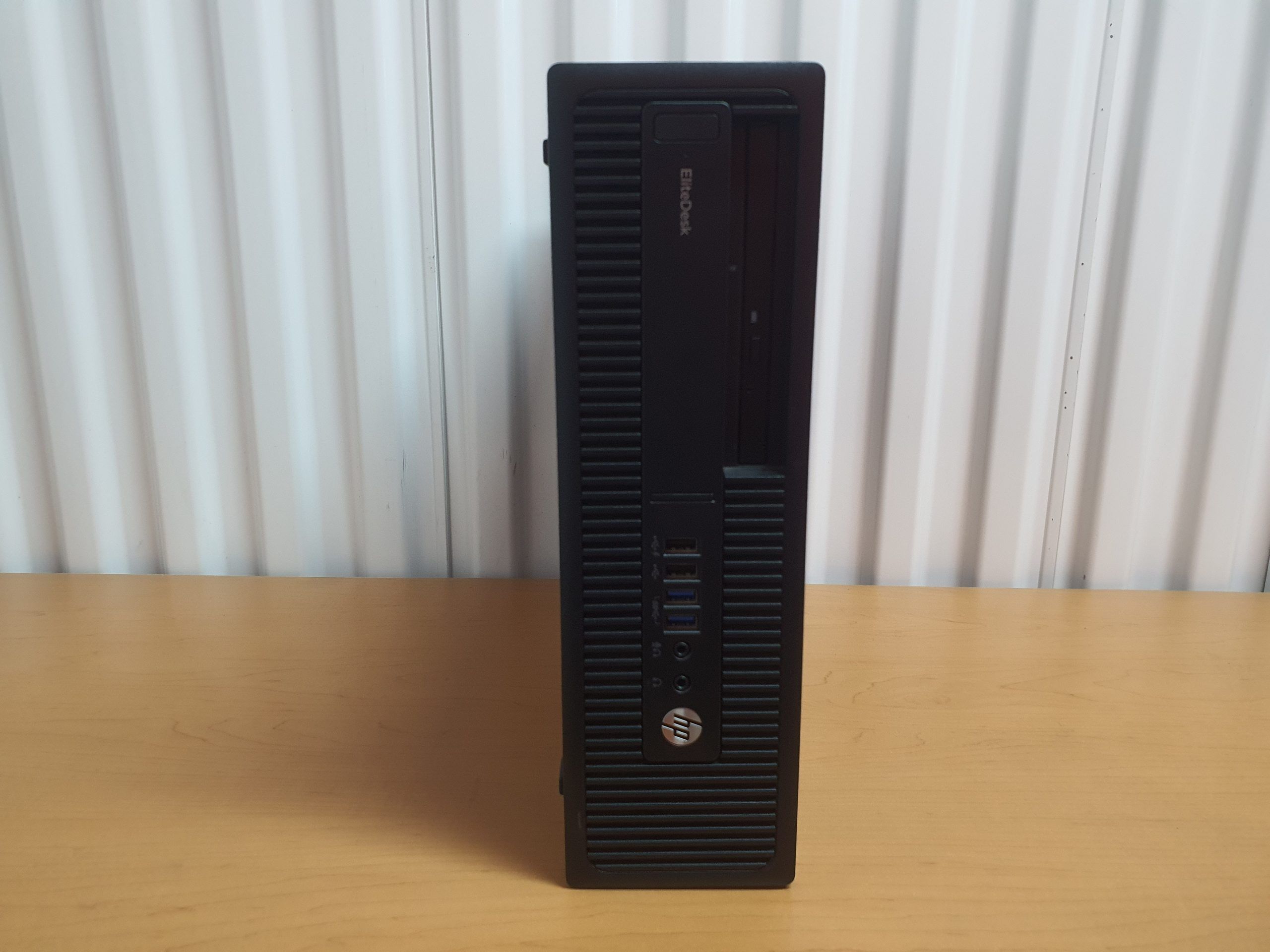 Lote 123 - Computadora HP EliteDesk 705 G3 SFF con 16 GB RAM, 500 GB Disco Duro y Monitor HP de 24" - Imagen 3