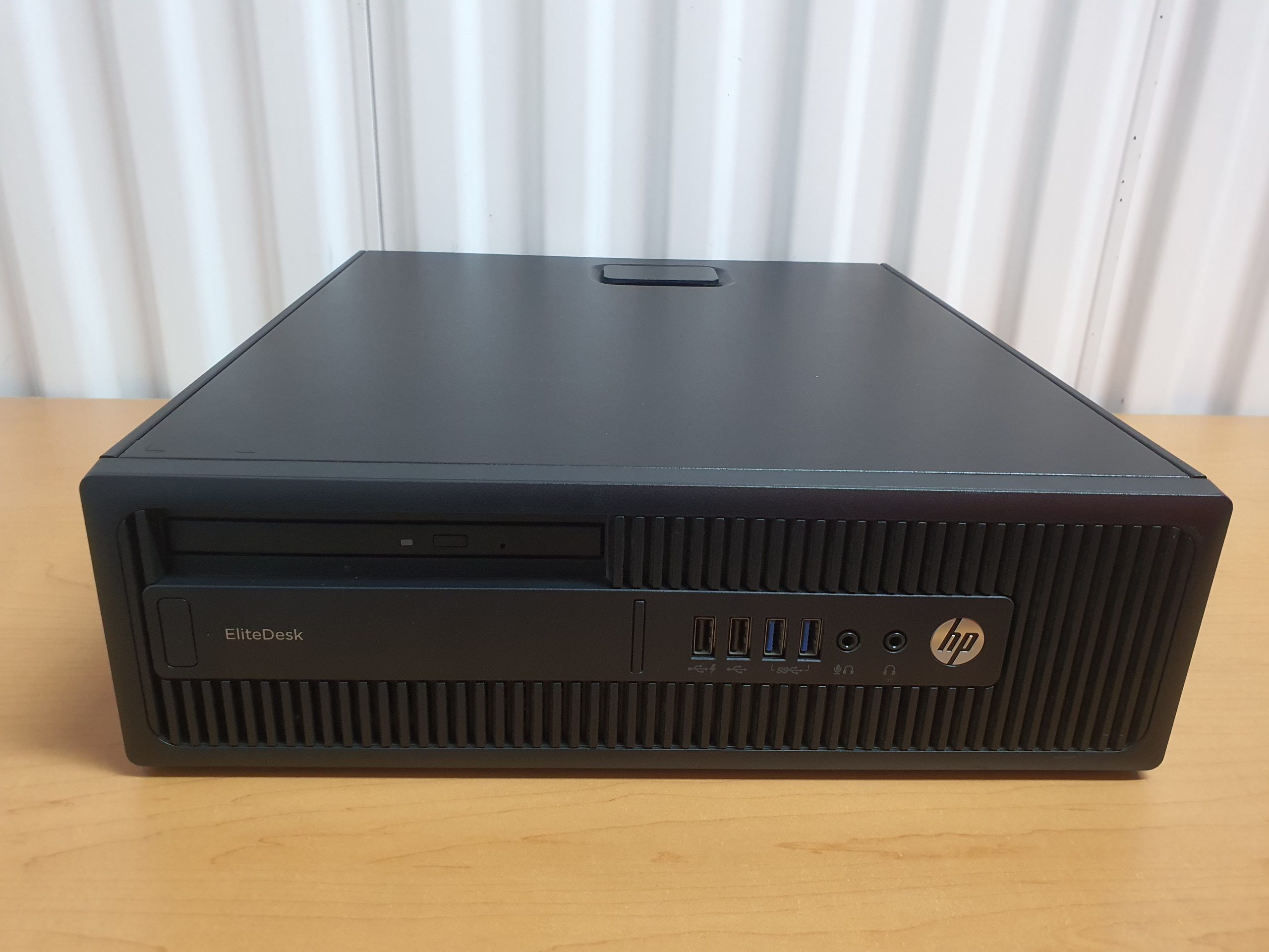 Lote 123 - Computadora HP EliteDesk 705 G3 SFF con 16 GB RAM, 500 GB Disco Duro y Monitor HP de 24" - Imagen 4
