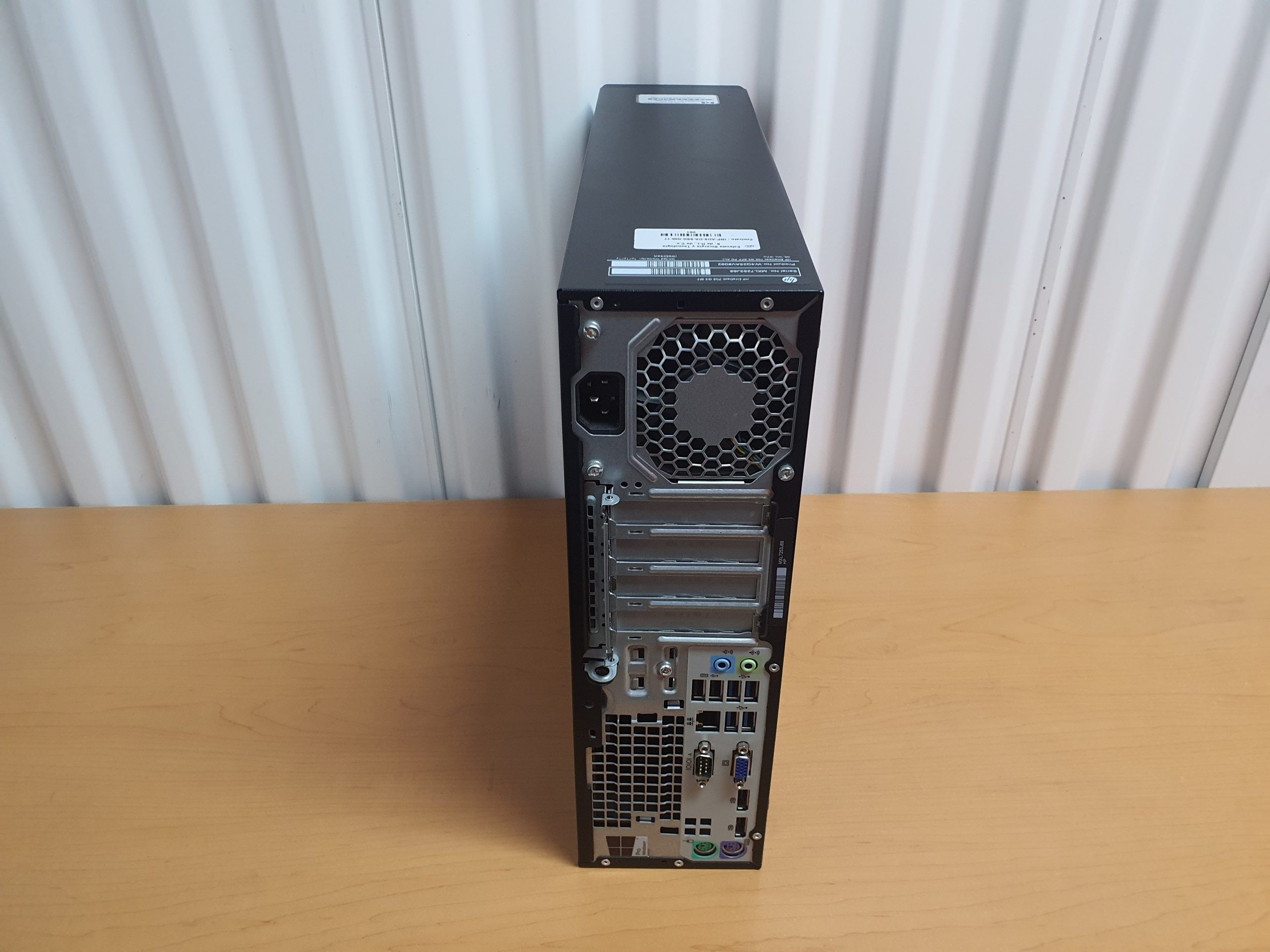 Lote 123 - Computadora HP EliteDesk 705 G3 SFF con 16 GB RAM, 500 GB Disco Duro y Monitor HP de 24" - Imagen 7