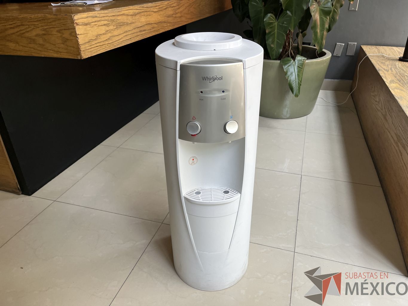 Lote 009 - Despachador de agua Whirlpool, Modelo: WK5012Q