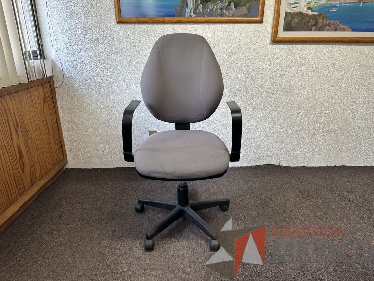 Lote 018 - Silla operativa con ruedas, descansabrazos, asiento y respaldo en tela color gris