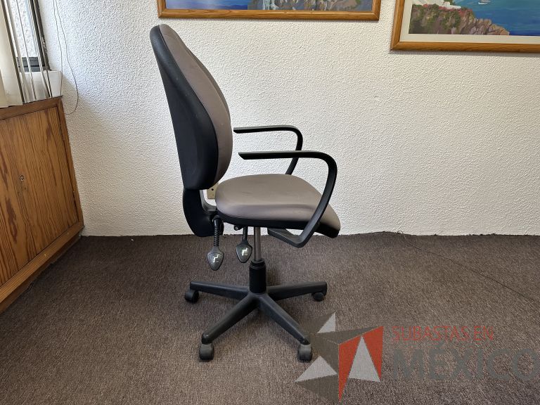 Lote 018 - Silla operativa con ruedas, descansabrazos, asiento y respaldo en tela color gris - Imagen 4