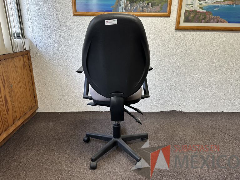 Lote 018 - Silla operativa con ruedas, descansabrazos, asiento y respaldo en tela color gris - Imagen 3