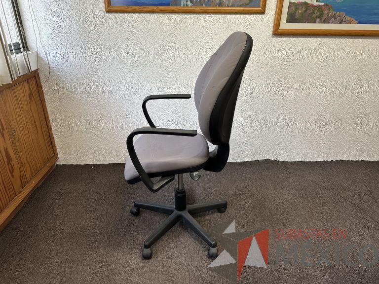 Lote 018 - Silla operativa con ruedas, descansabrazos, asiento y respaldo en tela color gris - Imagen 2