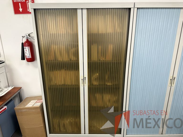 Lote 045 - Gabinete alto con 2 puertas corredizas color amarillo y con 4 entrepaños