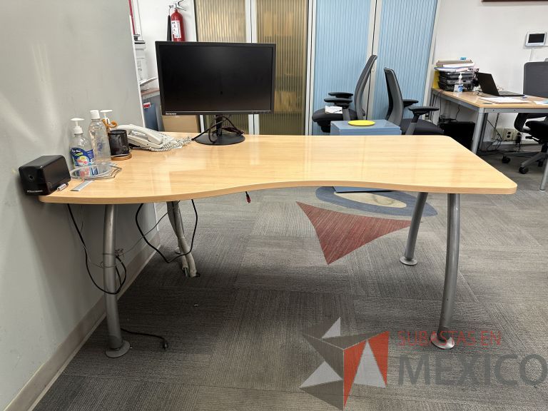 Lote 005 - Escritorio costado izquierdo con patas metálicas y cubierta con orificio para cables