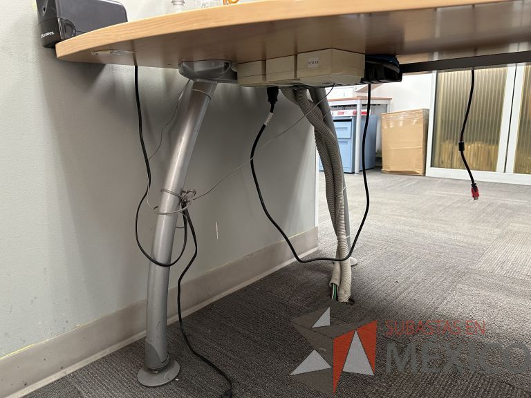 Lote 005 - Escritorio costado izquierdo con patas metálicas y cubierta con orificio para cables - Imagen 12