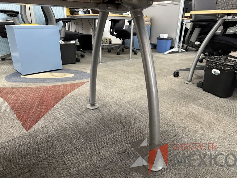 Lote 005 - Escritorio costado izquierdo con patas metálicas y cubierta con orificio para cables - Imagen 11