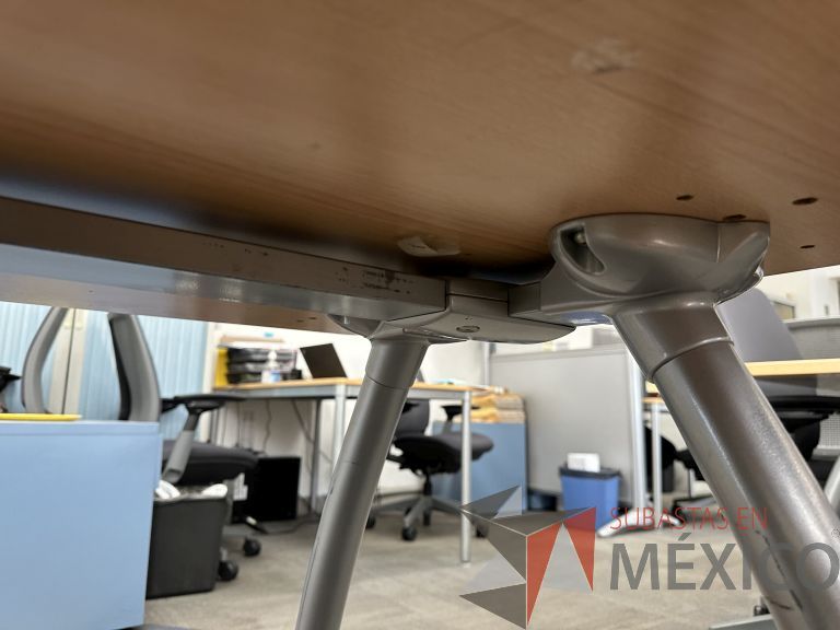 Lote 005 - Escritorio costado izquierdo con patas metálicas y cubierta con orificio para cables - Imagen 8