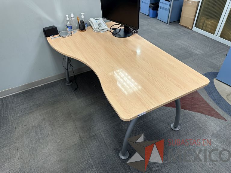 Lote 005 - Escritorio costado izquierdo con patas metálicas y cubierta con orificio para cables - Imagen 9