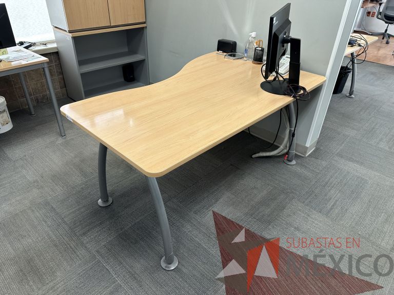 Lote 005 - Escritorio costado izquierdo con patas metálicas y cubierta con orificio para cables - Imagen 5