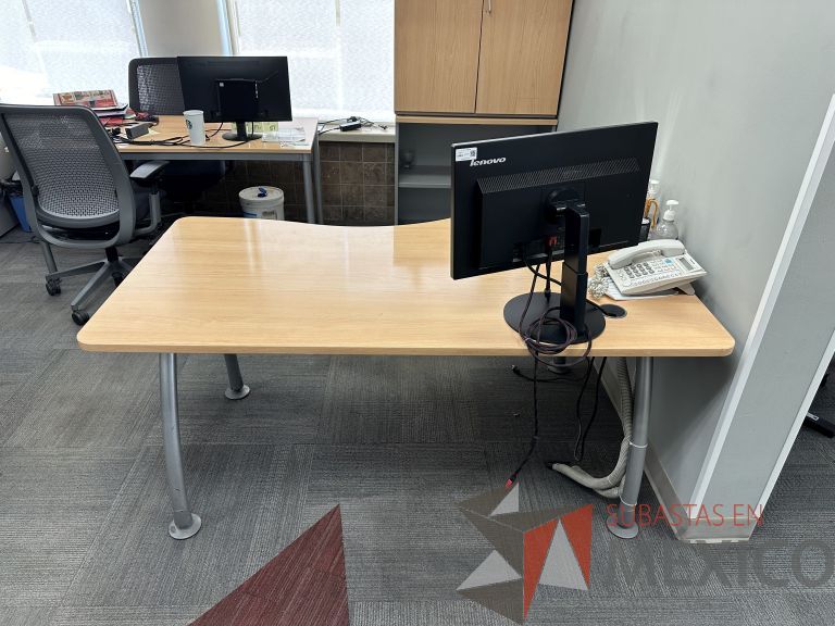 Lote 005 - Escritorio costado izquierdo con patas metálicas y cubierta con orificio para cables - Imagen 4