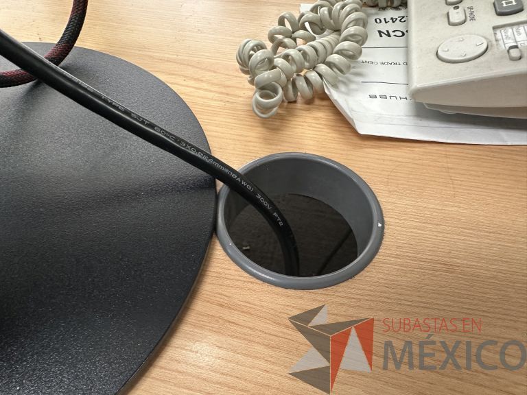 Lote 005 - Escritorio costado izquierdo con patas metálicas y cubierta con orificio para cables - Imagen 3