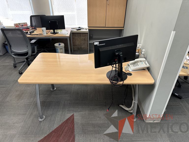 Lote 005 - Escritorio costado izquierdo con patas metálicas y cubierta con orificio para cables - Imagen 2