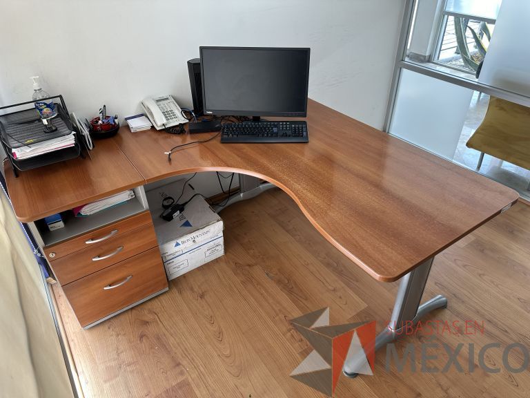 Lote 011 - Escritorio en escuadra con archviero de pedestal de 3 cajones y 1 espacio