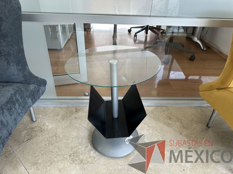 Lote 016 - Mesa de apoyo con base metálica y cubierta de vidrio circular - Imagen 4