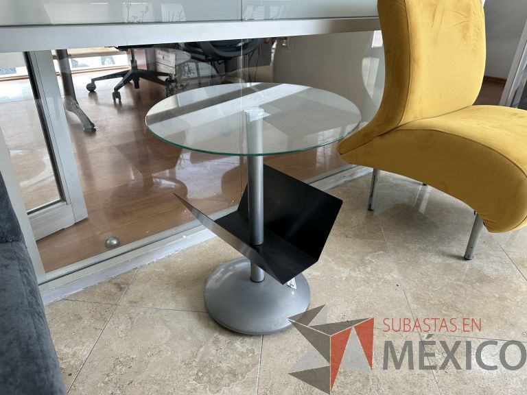 Lote 016 - Mesa de apoyo con base metálica y cubierta de vidrio circular - Imagen 3