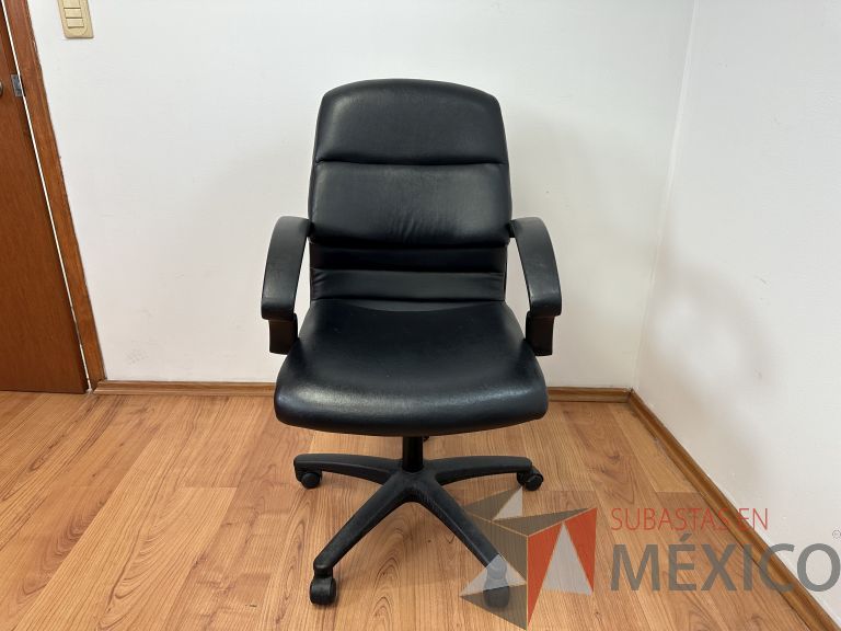 Lote 050 - Silla operativa con ruedas, descansabrazos, asiento y respaldo en vinipiel