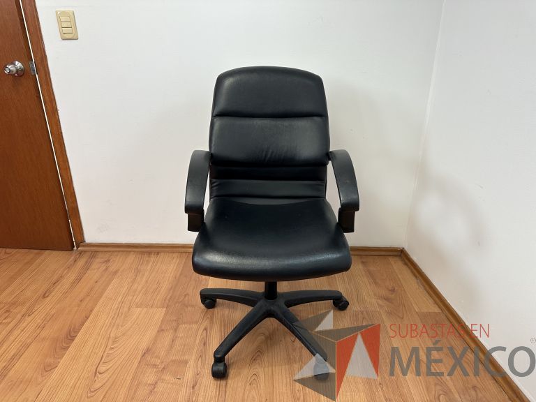 Lote 050 - Silla operativa con ruedas, descansabrazos, asiento y respaldo en vinipiel - Imagen 6