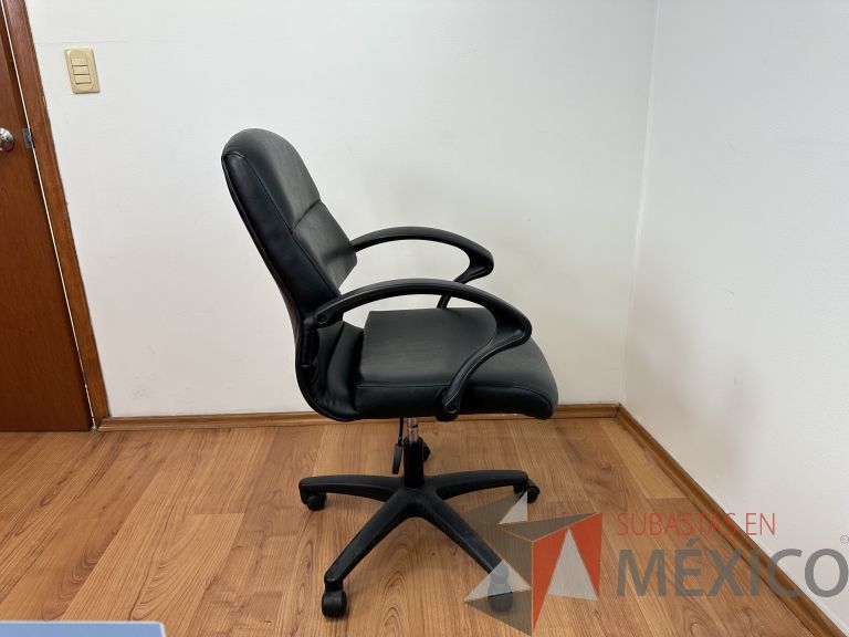 Lote 018 - Silla operativa con ruedas, descansabrazos, asiento y respaldo en vinipiel - Imagen 9