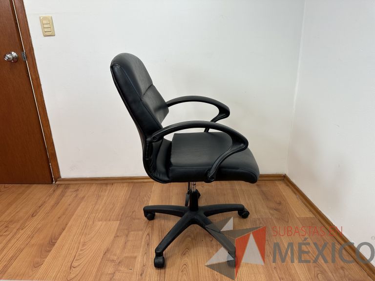 Lote 018 - Silla operativa con ruedas, descansabrazos, asiento y respaldo en vinipiel - Imagen 8