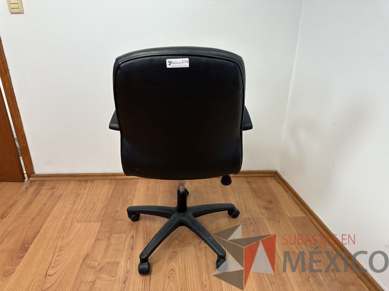 Lote 018 - Silla operativa con ruedas, descansabrazos, asiento y respaldo en vinipiel - Imagen 7