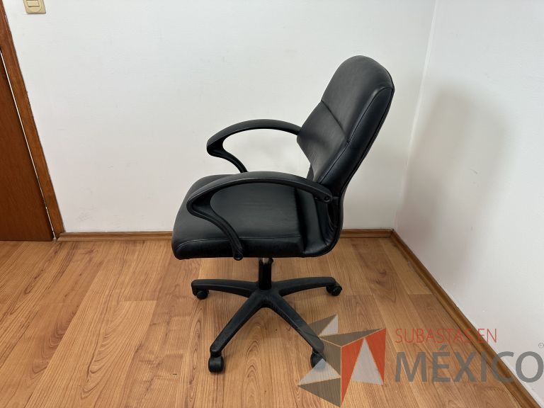 Lote 018 - Silla operativa con ruedas, descansabrazos, asiento y respaldo en vinipiel - Imagen 6