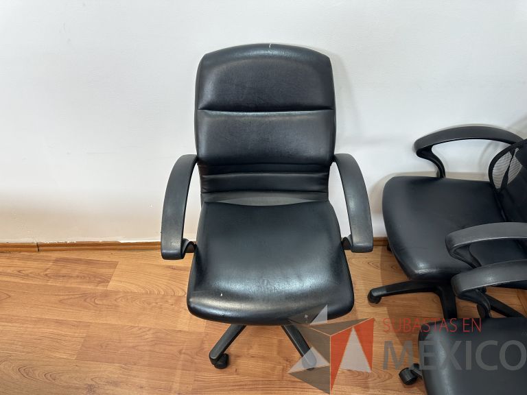 Lote 018 - Silla operativa con ruedas, descansabrazos, asiento y respaldo en vinipiel