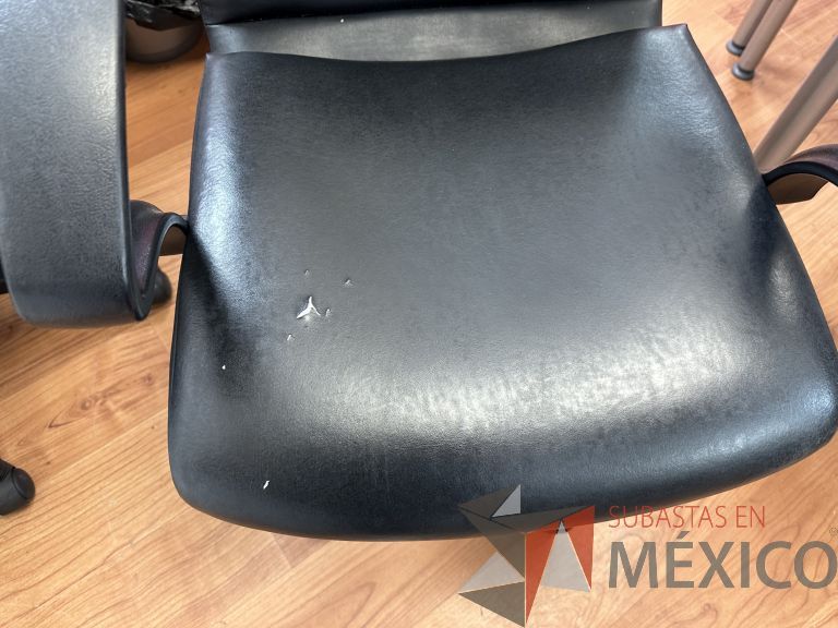 Lote 018 - Silla operativa con ruedas, descansabrazos, asiento y respaldo en vinipiel - Imagen 3