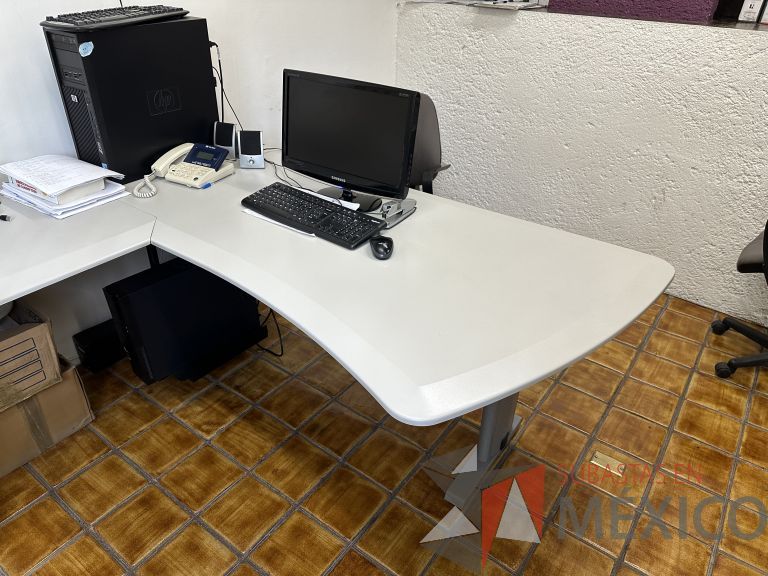 Lote 027 - Escritorio en escuadra con accesorio para poner CPU y con archivero de 2 cajones - Imagen 13