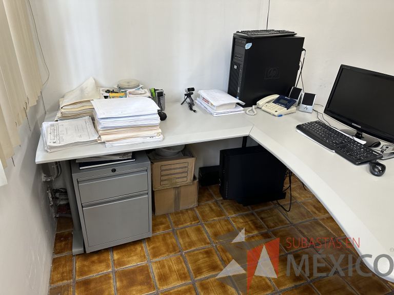 Lote 027 - Escritorio en escuadra con accesorio para poner CPU y con archivero de 2 cajones - Imagen 12