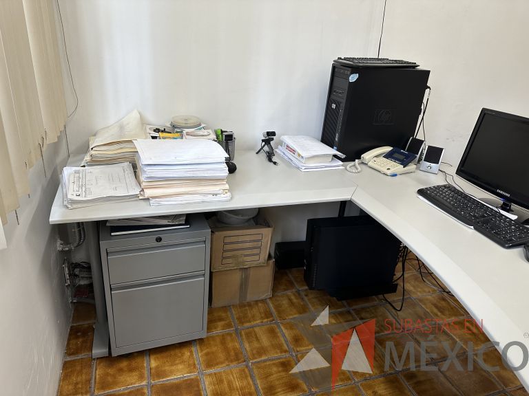 Lote 027 - Escritorio en escuadra con accesorio para poner CPU y con archivero de 2 cajones - Imagen 10