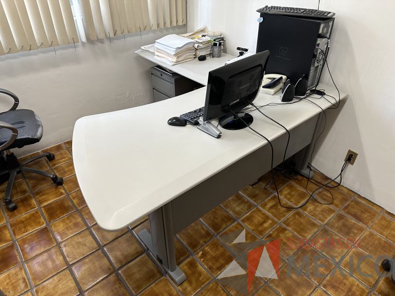 Lote 027 - Escritorio en escuadra con accesorio para poner CPU y con archivero de 2 cajones - Imagen 5