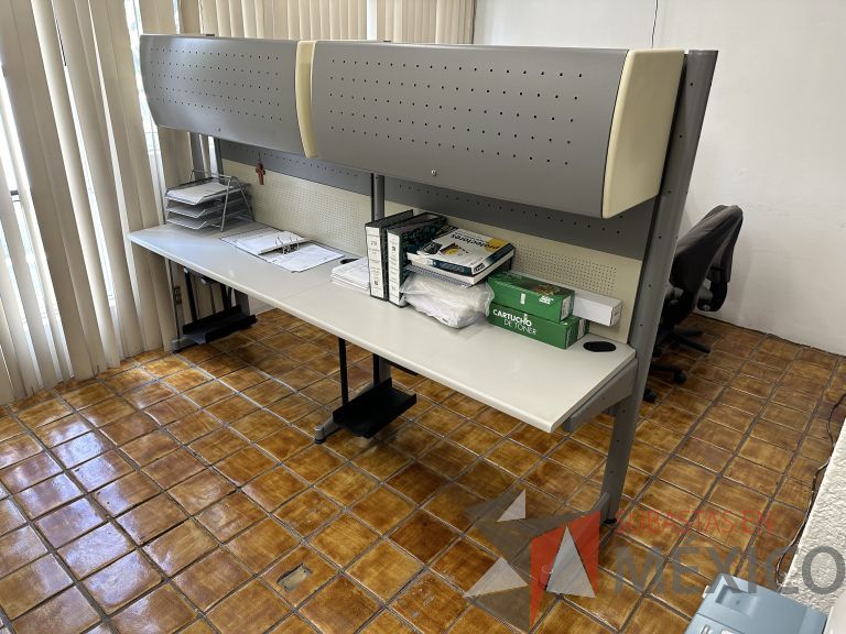 Lote 028 - Estación de trabajo para 2 personas con 2 gavetas con 1 puerta y base para poner CPU - Imagen 14