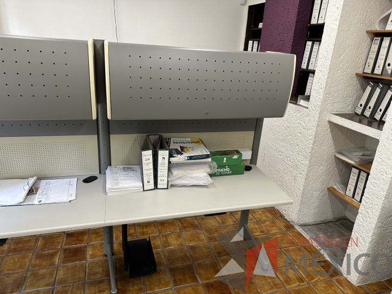 Lote 028 - Estación de trabajo para 2 personas con 2 gavetas con 1 puerta y base para poner CPU - Imagen 11