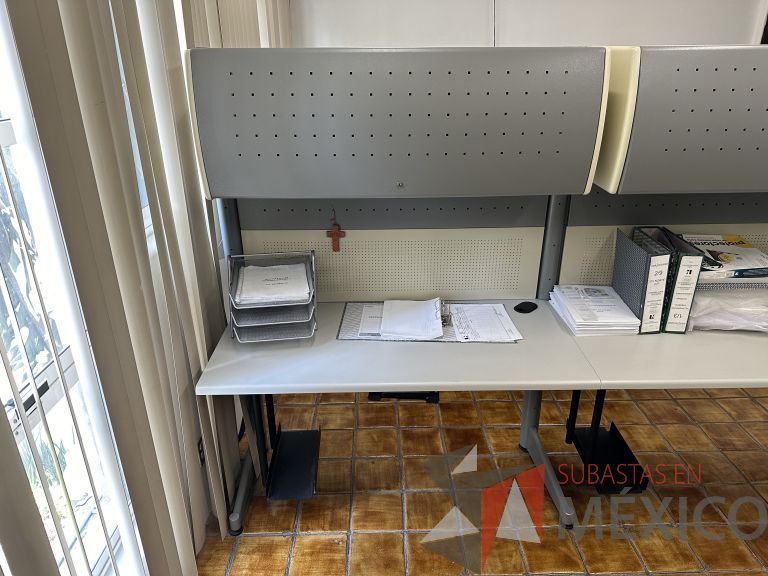 Lote 028 - Estación de trabajo para 2 personas con 2 gavetas con 1 puerta y base para poner CPU - Imagen 10
