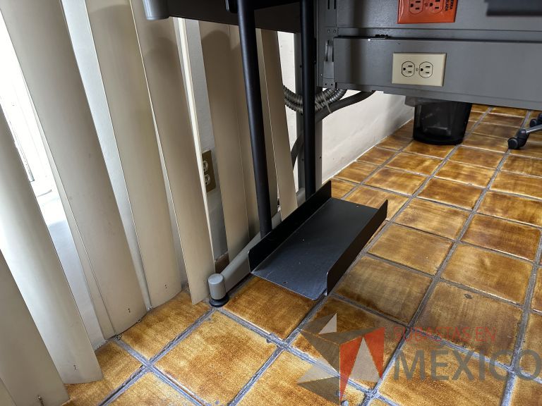 Lote 028 - Estación de trabajo para 2 personas con 2 gavetas con 1 puerta y base para poner CPU - Imagen 8