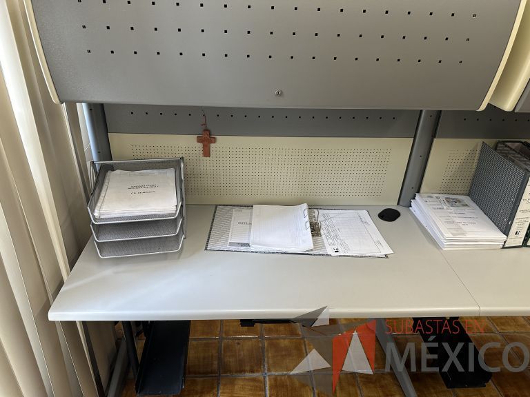 Lote 028 - Estación de trabajo para 2 personas con 2 gavetas con 1 puerta y base para poner CPU - Imagen 6