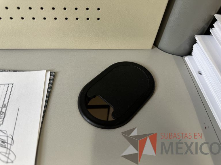 Lote 028 - Estación de trabajo para 2 personas con 2 gavetas con 1 puerta y base para poner CPU - Imagen 5