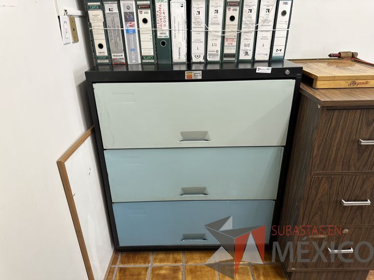 Lote 030 - Archivero metálico con 3 gavetas