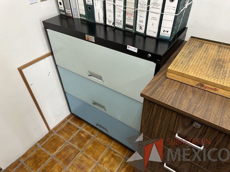 Lote 030 - Archivero metálico con 3 gavetas - Imagen 4