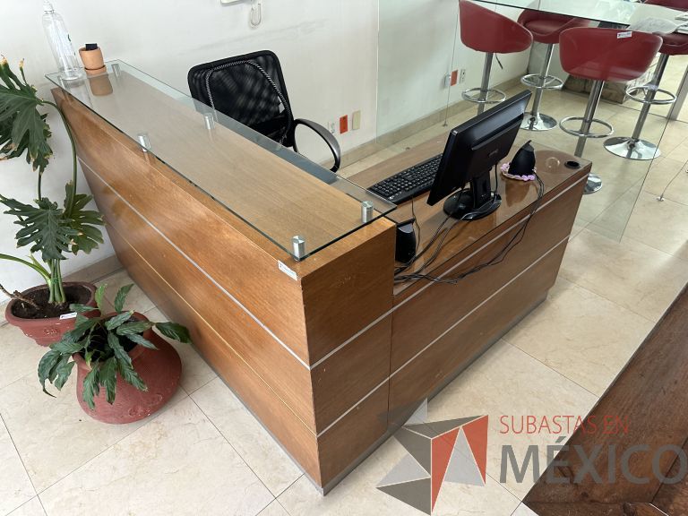 Lote 048 - Mueble de recepción con 1 archivero de 2 cajones y repisa de vidrio - Imagen 2