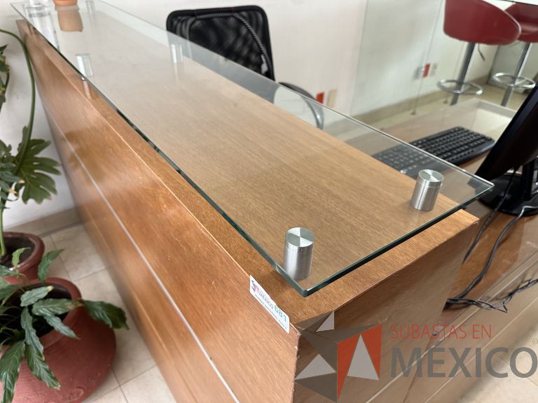 Lote 048 - Mueble de recepción con 1 archivero de 2 cajones y repisa de vidrio - Imagen 4